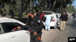 په کواټ کې پوليس د ګاډو تالاشي اخلي. پخواني انځور 