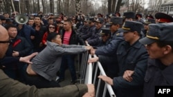 Митинг в поддержку экс-депутата ЖК Садыра Жапарова возле здания ГКНБ. 25 марта 2017 года.