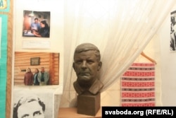 Бюст пісьменьніка ў былым музэі Васіля Быкава