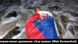 Кадр из видео сожжения российского флага на пляже в Севастополе, 2 сентября 2025 год