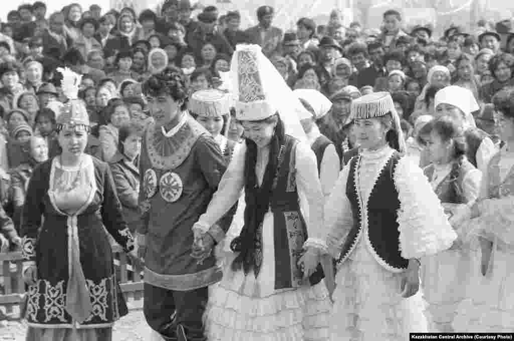 Алма-Ата, 1989 год. Автор съемки: А. Павский. Театрализованное представление одного из старинных обрядов «Свадьба победителя» на празднике Наурыз.
