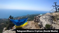 Підняття українського прапора на горі Шаан-Кая біля Алупки, Крим.Акція руху оспротиву «Жовта стрічка» (ілюстративне фото)