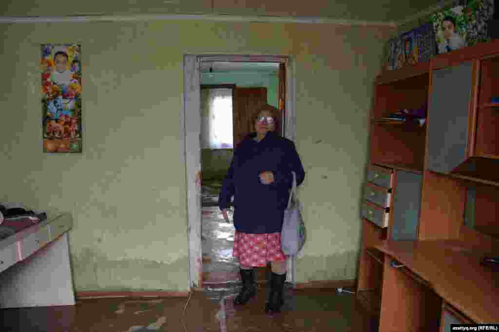Жительница Махамбета Есенбике Жумашкалиева: «Этот саманный дом мы построили в 2004 году. Стены впитали сырость, дом может развалиться. Поселились у дочери, больше идти некуда. Сейчас живем в одном доме, три семьи».