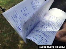 Павал Севярынец паказвае сшытак з рукапісам кнігі «Беларусалім», напісаным падчас 10-дзённага зьняволеньня на Акрэсьціна, 16 жніўня 2018 году