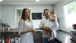(Video) Au renunțat la Marea Britanie și au pornit o afacere dulce acasă, în sat