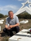 Радий Хәбиров Икенче дөнья сугышы вакытында һәлак булган хәрбиләр зиратында. Алар арасында 112нче башкорт дивизиясе хәрбиләре дә бар. 