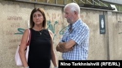 ბელა მეი ქალის მამიდა და ბაბუა სხდომის დასრულების შემდეგ, 2 სექტემბერი, 2025 წელი