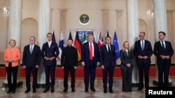Групавое фота палітычных лідэраў, якія бяруць удзел у перамовах наконт міру ва Ўкраіне ў Белым доме.
