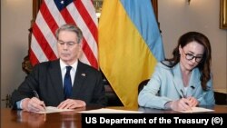 Міністар фінансаў ЗША Скот Бэсэнт і міністарка эканомікі Украіны Юлія Сьвірыдэнка