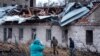 Мясцовыя жыхары непадалёк ад месца ўдару расейскай ракеты «Арэшнік», Дніпро, Украіна, 21 лістапада 2024