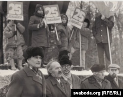 Зянон Пазьняк, Міхась Анцыповіч, Мікола Купава, Васіль Быкаў, Сяргей Навумчык. Менск, парк Янкі Купалы, 25 сакавіка 1994