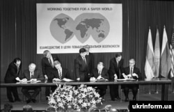 5 грудня 1994-го – президенти Росії, США та України – Борис Єльцин, Білл Клінтон, Леонід Кучма та прем’єр-міністр Великобританії Джон Мейджор під час підписання меморандуму про гарантії безпеки у зв’язку з приєднанням України до Договору про нерозповсюдження ядерної зброї