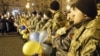 Як ва Ўкраіне сустракаюць салдат з вайны