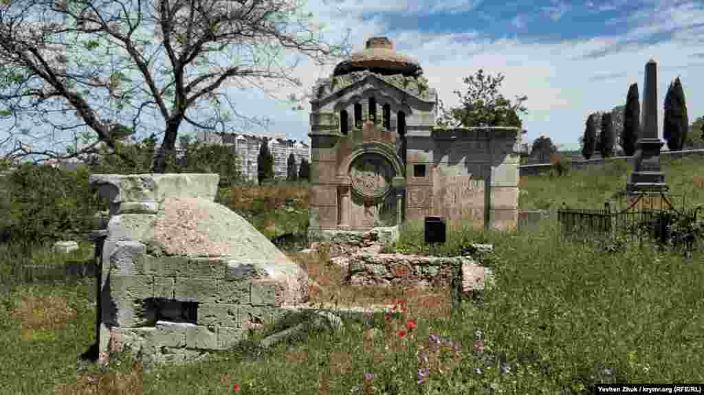 У центрі кладовища – каплиця, освячена 9 червня 1905 року. «О 12 годині дня було проведено освячення єврейського цвинтарного будинку. Зал відспівування має куполоподібну стелю, оббиту темно-сірим сукном, на якому вишита картина з зоряним небом. На одній стіні зали – мармурова дошка з вигравіюваними прізвищами градоначальника і всіх осіб господарського правління і похоронного братства, під час перебування яких був побудований і освячений цей будинок», – писала газета «Крымский вестник»