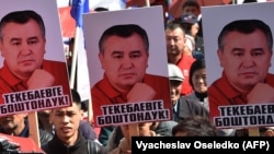 Supporters of Ata-Meken party leader Omurbek Tekebaev rally for his release in Bishkek in April.