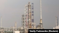 Нафтаперапрацоўчы завод каля Мазыра на адгалінаваньні нафтапроваду «Дружба».