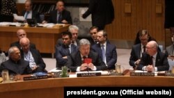 Президент України Петро Порошенко на засіданні Ради безпеки ООН демонструє докази участі російських військових в агресії на Донбасі. Нью-Йорк, 20 вересня 2017 року (ілюстраційне фото)
