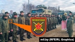 Камандзір беларускага 56-га асобнага палку сувязі падпалкоўнік Павел Чайка сустракае расейскіх вайскоўцаў з 200-й асобнай гвардзейскай мотастралковай Печангаўскай брыгады разам з тэхнікай на станцыі Азярышча пад Менскам. 30 красавіка 2025 году