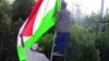Ду корманди куҳансоли ҳукумати Душанбе парчами давлатиро насб мекунанд