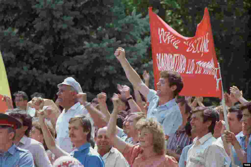 Митинг Народного фронта Молдавии с требованием признать молдавский язык государственным. Июнь 1989 г. - Митинг протеста, организованный Народным фронтом Молдавии, с требованием признать молдавский язык единственным государственным языком республики. Город Кишинёв. Июнь 1989 года. 