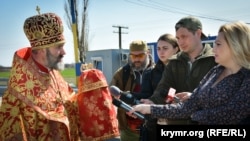 Владика Климент під час передачі благодатного вогню з Херсона в анексований Крим, 8 квітня 2018 року