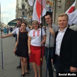Вольга Кавалькова (у цэнтры) з паплечнікамі па партыі