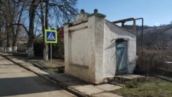 «Сарайчик» з ядрами навпроти головного будинку садиби
