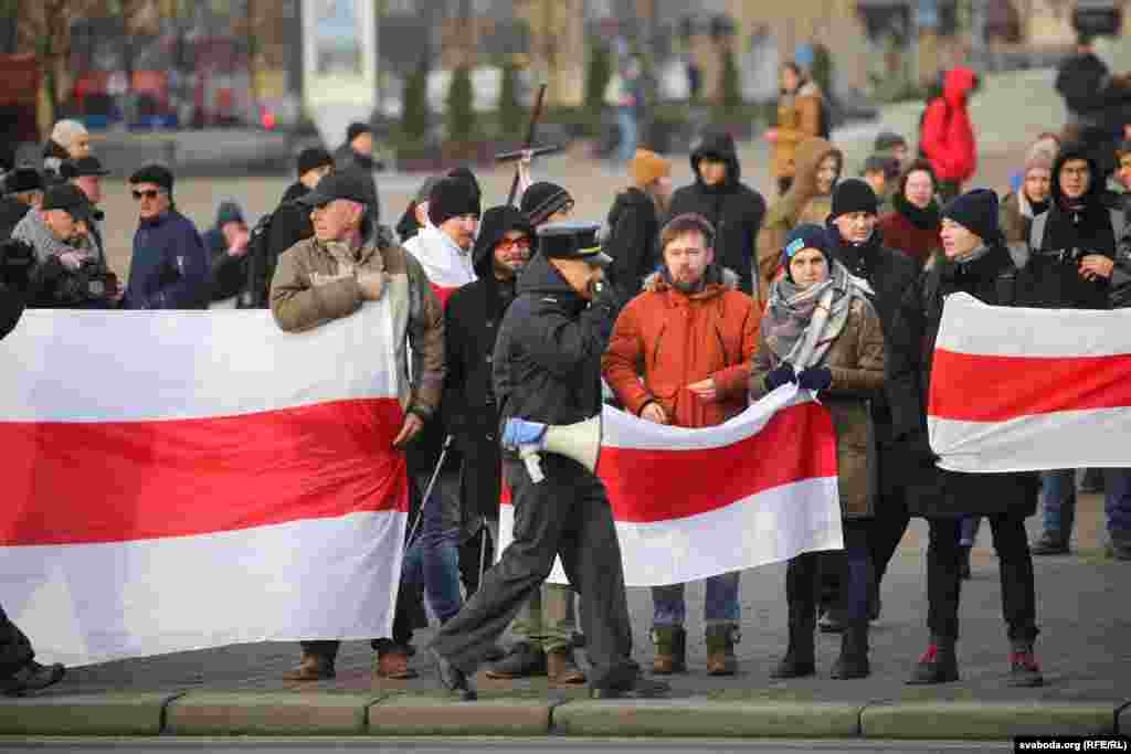 Протесты вызвали планы по «углублению интеграции», обсуждение единого налогового кодекса двух стран, а также закрытый характер переговоров. 