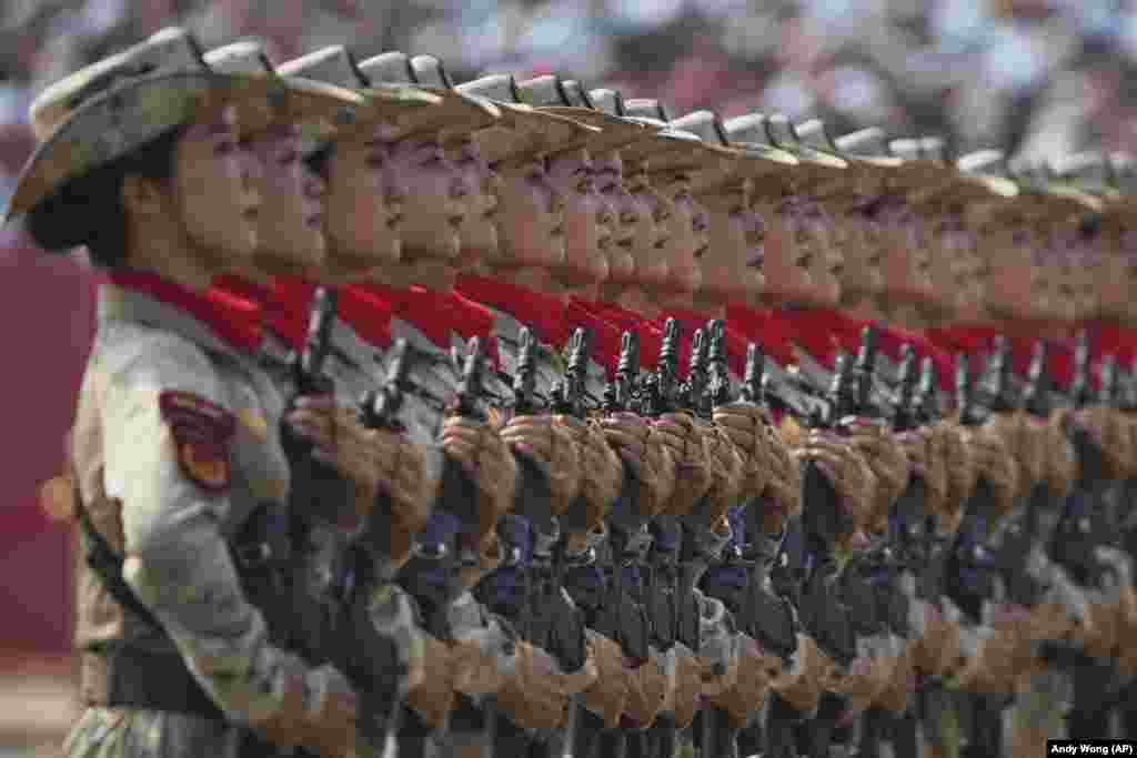 Kineski vojnici s puškama u rukama tokom parade povodom 80. godišnjice predaje Japana u Drugom svjetskom ratu, ispred Tiananmenske kapije u Pekingu, Kina, 3. septembra 2025.