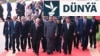 Hytaý lideri Si Szinpin (ortada) we daşary ýurt liderleri, şol sanda rus prezidenti Wladimir Putin (orta çep) we demrigazyk koreya lideri Kim Jong Un (orta sag) II Jahan urşunyň tamamlanmagynyň 80 ýyllyk dabarasynyň öň ýany, Tianmen Skweriniň münberine tarap ýöräp barýarlar.