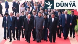 Hytaý lideri Si Szinpin (ortada) we daşary ýurt liderleri, şol sanda rus prezidenti Wladimir Putin (orta çep) we demrigazyk koreya lideri Kim Jong Un (orta sag) II Jahan urşunyň tamamlanmagynyň 80 ýyllyk dabarasynyň öň ýany, Tianmen Skweriniň münberine tarap ýöräp barýarlar.