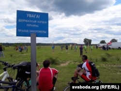 Для беларусаў памежны знак на беларускай мове, для ўкраінцаў — па-ўкраінску на адваротным баку