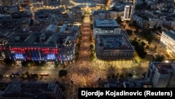 Antivladini demonstranti na protestu u Beogradu na poziv srednjoškolaca u blokadi (fotografija snimljena dronom), 1. septembar 2025.