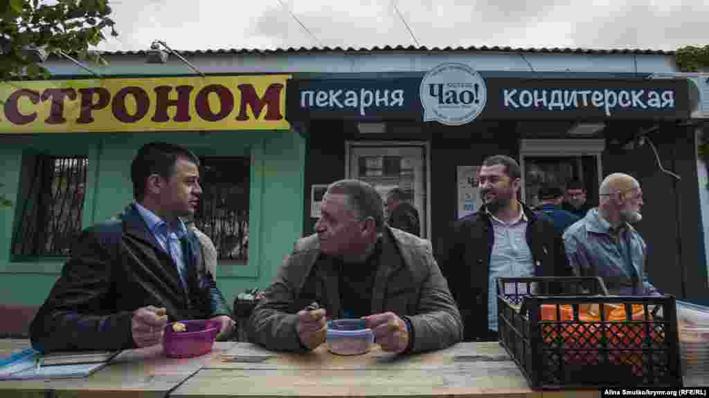 Сім’я Муслядінова підтримує і тих, хто прийшов на засідання суду в «справі 26 лютого». Воно також відбулося в Сімферополі 10 травня
