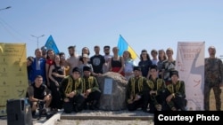 Учасники артпроєкту біля пам'ятного знака, Каланчак, Україна. Фото Венери Абібулаєвої