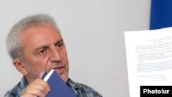 ՀՀՇ-ի վարչության նախագահ Արամ Մանուկյանը լրագրողների հետ հանդիպմանը: 21-ը հուլիսի, 2010թ.