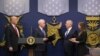 James Mattis, depunând jurământul în prezența lui Donald Trump și Mike Pence