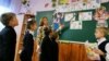 На окупираните делови на Украина им се заканува лишување од родителски права доколку не ги испратат своите деца во промосковски училишта оваа есен.
