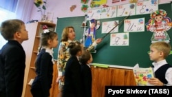 На окупираните делови на Украина им се заканува лишување од родителски права доколку не ги испратат своите деца во промосковски училишта оваа есен.