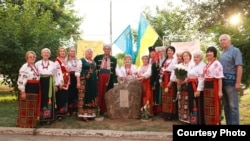Учасники мітингу на відкритті пам'ятного знака у межах артпроєкту «Чумацький шлях» у Нікополі, серпень 2021 року. Фото Венери Абібулаєвої