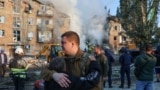 Выжившие после российской атаки несут спасенного из-под завалов кота№ Военно-воздушные силы Украины заявили, что в ночной атаке было задействовано около 600 дронов-камикадзе и беспилотников, а также 31 ракета
