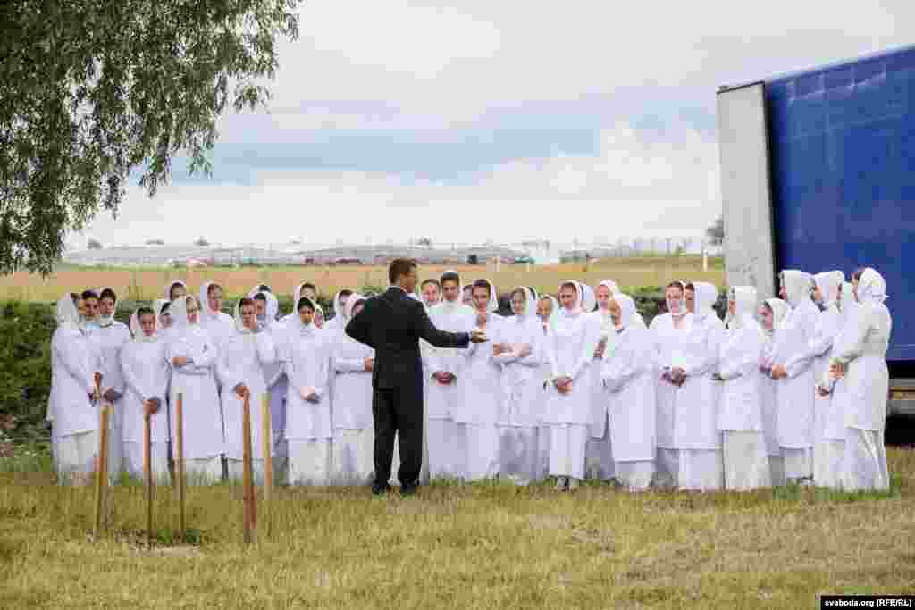 Вопратка павінна быць белая і чыстая. Дзяўчаты, якія прымаюць хрост, апранаюць мэдыцынскія халаты, хлопцы –белыя кашулі і чорныя нагавіцы. Усе без абутку. «Так склалася ўжо традыцыйна, — кажуць пастыры. — Але вопратка нічога ня значыць».