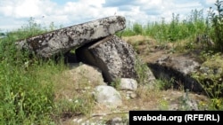 Падарваная спаруда пасярод поля