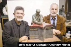 Макет помніка Васілю Быкаву скульптара Аляксандра Батвінёнка (зьлева) і архітэктара Армэна Сардарава