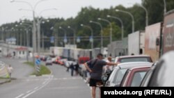 Чарга машын на мяжы Беларусі зь Літвой. Архіўнае фота