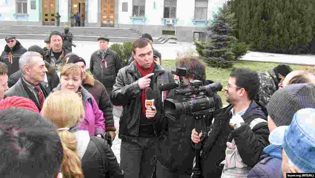 При цьому основним своїм завданням ці «активісти» вважають, як це не дивно, переконати кожного журналіста, що саме вони і є справжніми кримчанами, а їхня думка – глас народу. Тому кожен журналіст, який з'явився на площі, щоб дізнатися думку «мітингувальників», миттєво опиняється в компанії двох-трьох «кураторів», які пильно стежать за діями журналіста, буквально прилипнувши до нього. 