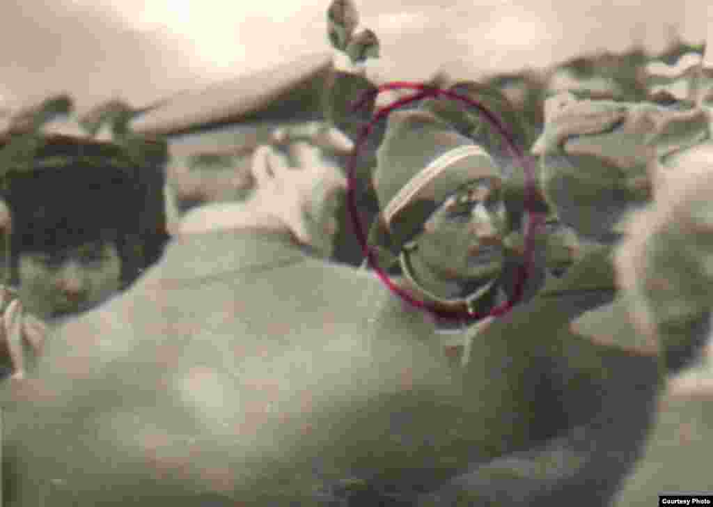 Лицо участника Декабрьского восстания казахской молодежи на фотографии с места события кем-то отмечено ручкой. Алматы, декабрь 1986 года. 