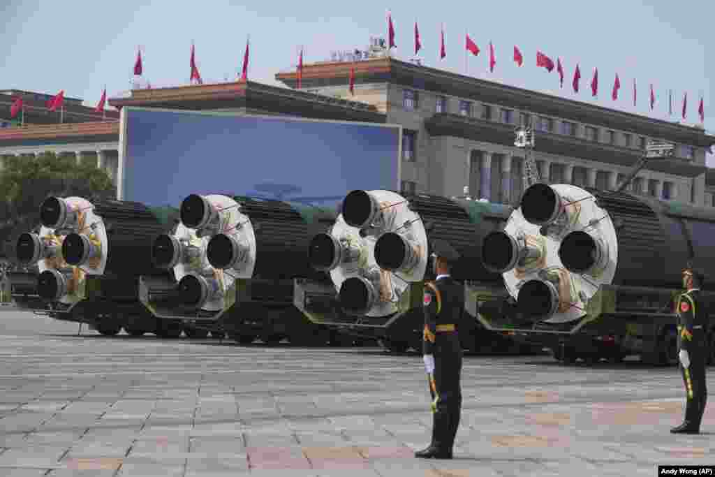Strateške interkontinentalne nuklearne rakete, DF-5C, izložene na paradi u Pekingu.