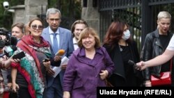Прэзыдэнтка Беларускага ПЭН-цэнтру нобэлеўская ляўрэатка Сьвятлана Алексіевіч пасьля наведваньня Сьледчага камітэту, 26 жніўня 2020 году.