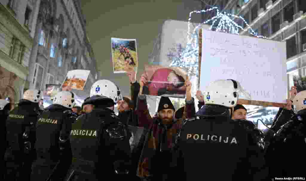 Srbija - Protesti ispred grade Muzeja protiv otvaranja izložbe “Bogujevci – vizuelna istorija, omaž svim porodicama i žrtvama rata”, Beograd, 18. decembar 2013.